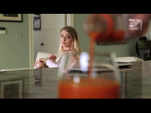 ❤️ Titi handiak eta puxa estua dituen neska beroa galtzailetik oilarra lortzen du, baina oso gogorra ❤️ Errusiar porno gugan ❌️