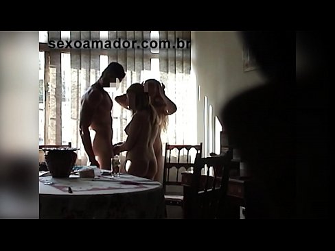 ❤️ Sexu-lagunek gizon erraldoi bat eta hirukote batera gonbidatzen dituzte berarekin ❤️ Errusiar porno gugan ❌️